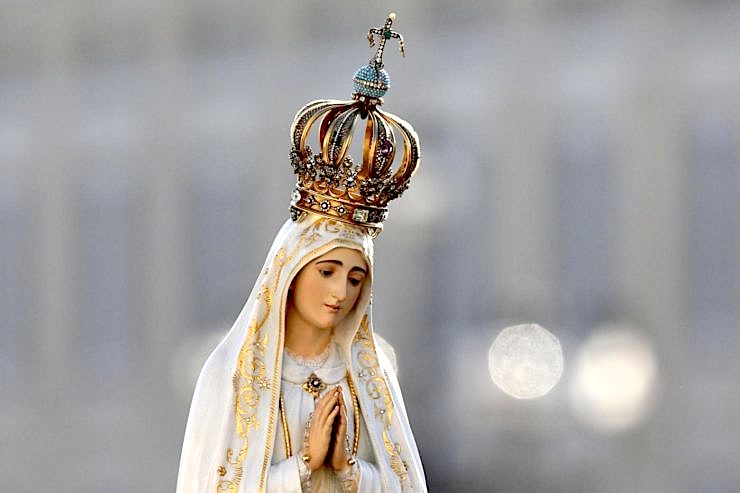Papa Francesco accoglie in Vaticano la statua della Madonna di Fatima
