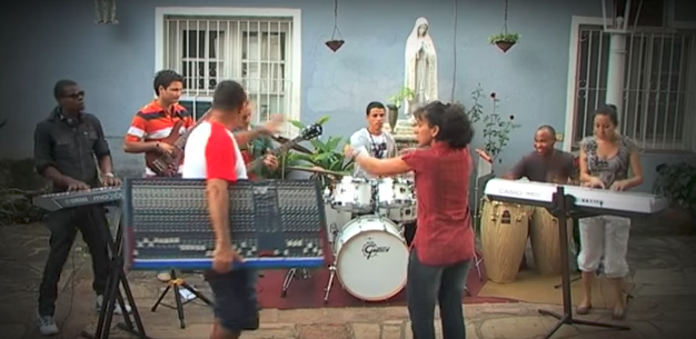 Estos jóvenes de Cuba le cantan a la Virgen María con ritmo y sabor