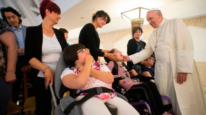 FranciscoNinosEnfermos_LOsservatoreRomano_290515