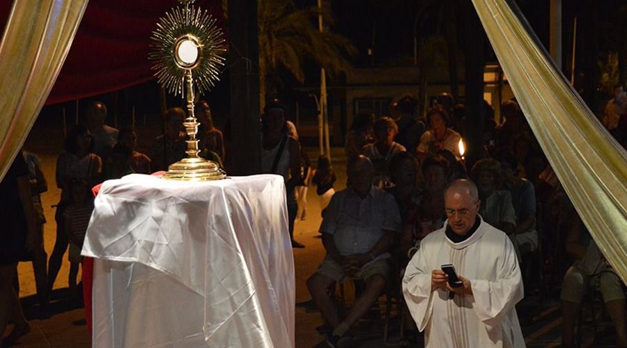 Jóvenes organizan Adoración Eucarística para evangelizar en Madrid y playas de Valencia