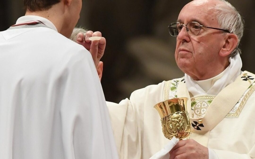 Al comulgar se recibe la vida misma del Señor, recuerda el Papa Francisco