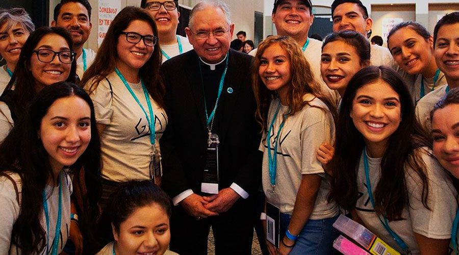 ¿Cómo enseñar a los jóvenes a conocer a Jesús y aspirar a la santidad? Arzobispo responde