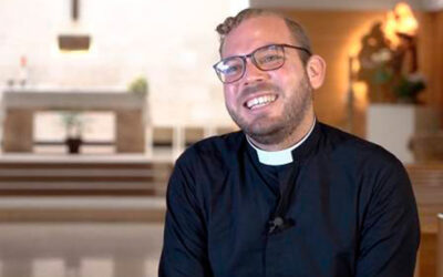 A punto de contraer matrimonio en una Adoración Dios le llamó: en unos meses será sacerdote