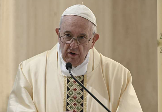 El Papa Francisco invita a vivir con sinceridad y evitar la tibieza: ni negro, ni blanco