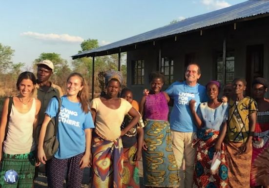 Trabajó en banca, subió el Kilimanjaro y hoy ayuda a niños en Kenia con la Fundación Nakupenda