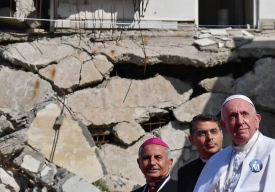 El Papa reza por las víctimas de la guerra en las ruinas de Mosul
