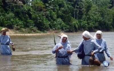 Donde no hay curas, allí están ellas: las monjas todoterreno que bautizan, casan y entierran