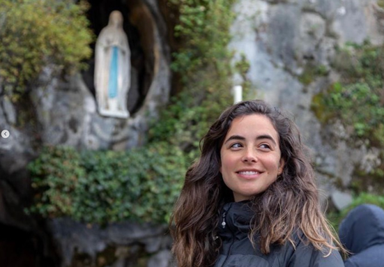 Carlota en Lourdes, rezando por la paz y «ordenando su trastero» – De Finisterre a Jerusalén / 4