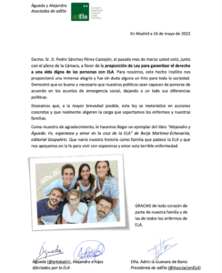 Copia de la carta personalizada dirigida al presidente del Gobierno, Pedro Sánchez, junto a un ejemplar del libro que narra su vida como afectados de ELA