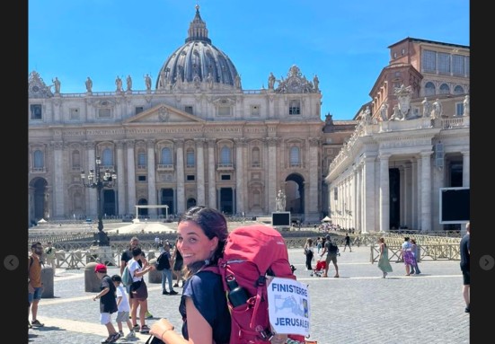 Emoción, regalos y una cita para Carlota al llegar «a la casa de su amigo Pedro» – De Finisterre a Jerusalén / 6
