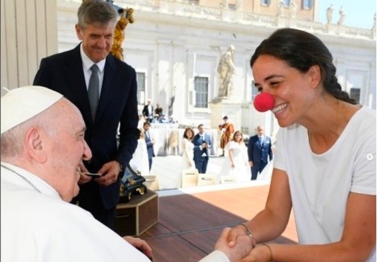 Después de unas risas con el Papa, Carlota peregrina tras las huellas de San Francisco de Asís – De Finisterre a Jerusalén / 7