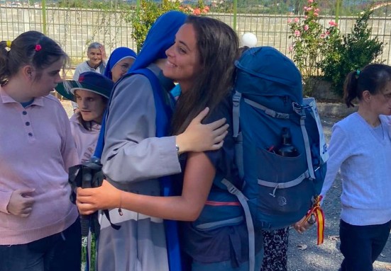Carlota pide perdón a quien se sienta herido por la Iglesia: «soy yo, eres tú, somos familia» – De Finisterre a Jerusalén / 10