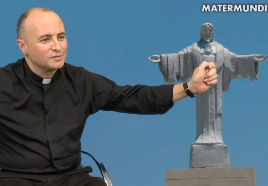 «La desesperanza de hoy se combate mirando al Corazón de Jesús» – Testimonio de P. Santiago Arellano