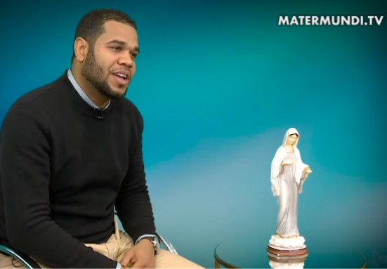 Pensó que debía servir como sacerdote, pero Dios le llamaba para otra vocación – Testimonio de Elías Emmanuel
