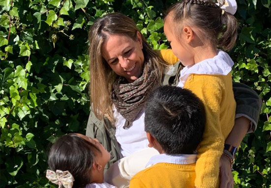 «Adoptar es recibir y dar vida, nunca es un simple plan B» – Laura Cañete Escudero, autora de ‘Mis hilos rojos’