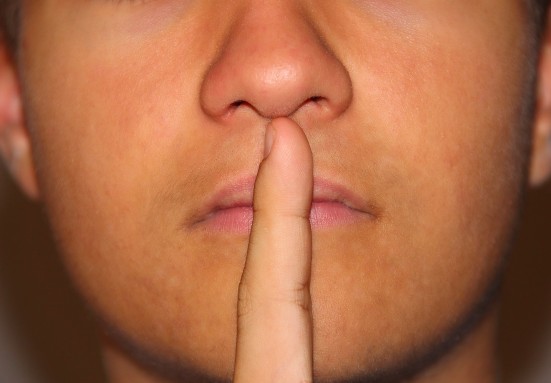 Descubre 6 buenas razones para guardar silencio