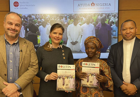 ACN ayuda Iglesia Nigeria De izquierda a derecha: José María Gallardo, director de ACN España; Kinga von Schierstaedt, responsable de proyectos para Nigeria de ACN Internacional; Janada Marcus, superviviente del grupo yihadista Boko Haram; y P. Joseph Bature Fidelis, sacerdote de Nigeria. (Foto: ACN)