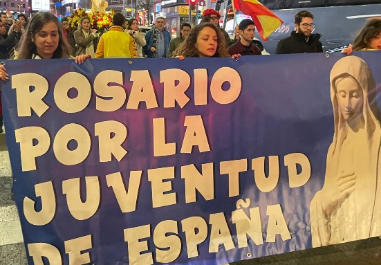El Rosario por la Juventud vuelve a iluminar las calles, este año con ‘Madre Ven’ y Carlo Acutis