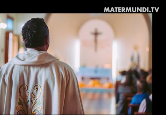 «Un sacerdote que no esté enamorado de la Iglesia no debe pertenecerle» | Día 37