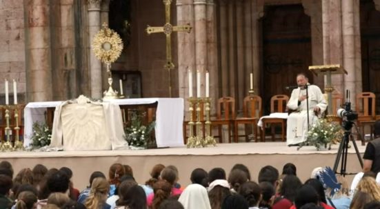 Adoración Eucarística en la clausura de la I JEMJ Covadonga 2024