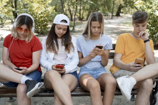grupo-de-amigos-de-tiro-medio-en-telefonos