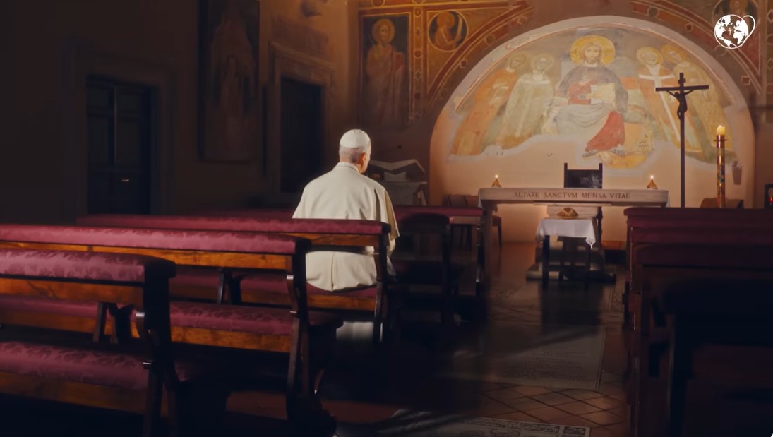 reza con el papa en mayo