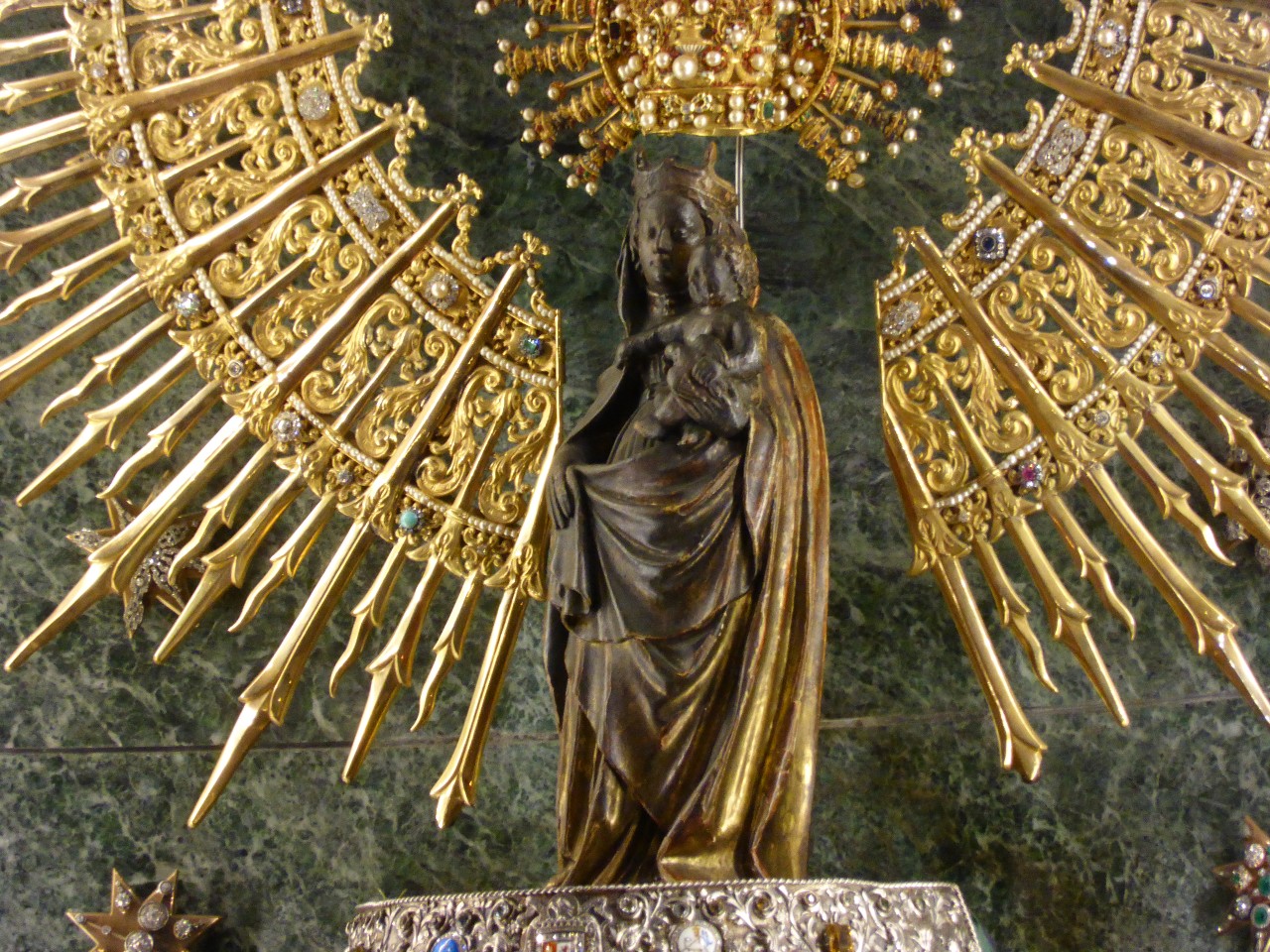 Virgen_del_Pilar,_en_la_Basílica_del_Pilar_de_Zaragoza,_España,_Spain